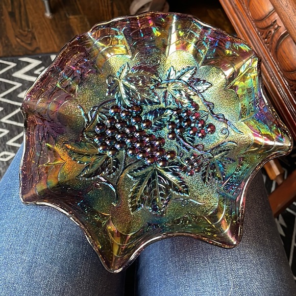 Beautiful IRIDESCENT Imperial Carnival Glass Bowl with Grapes & Leaves. - Picture 2 of 5